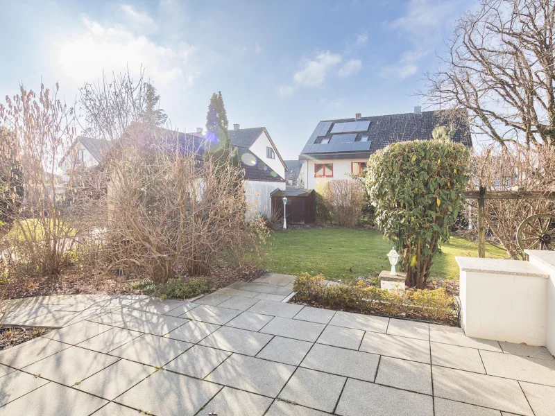 Terrasse mit Blick in den gepflegten Garten