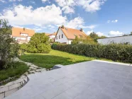 Große Terrasse mit Blick in den Garten