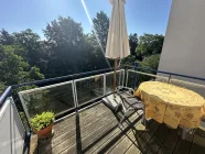 Großzügiger Balkon mit Blick ins Grüne