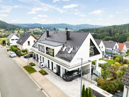  - Haus kaufen in Simmelsdorf - Ökologisches Luxus Doppelhaus im Chalet-Stil vor den Toren der Fränkischen Schweiz