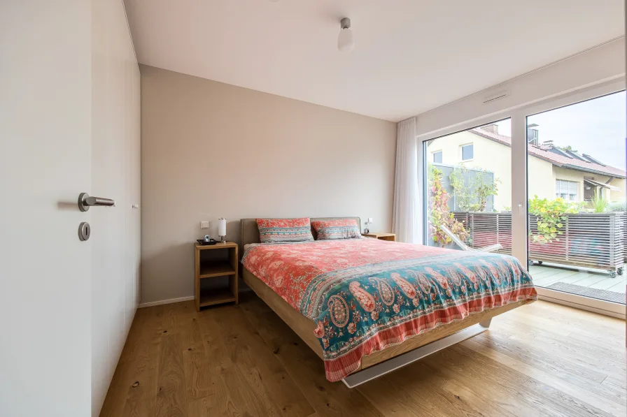 Schlafzimmer mit Zugang zur Dachterrasse