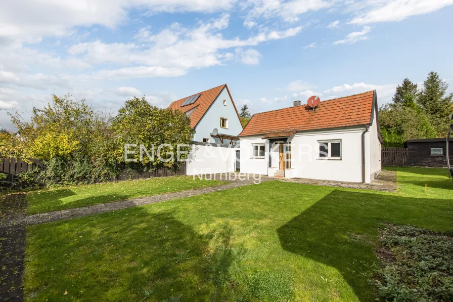  - Haus kaufen in Nürnberg - Charmantes Einfamilienhaus mit Garten und überdachter Terrasse in ruhiger Lage