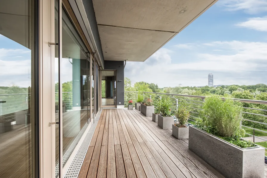 Loggia mit Blick über den Wöhrder See und auf den Business Tower