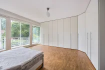 Schlafzimmer mit Zugang zum Balkon