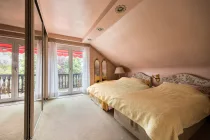 Elternschlafzimmer mit Zugang zum Balkon