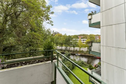 Balkon - Wohnung kaufen in Emden - große 5-Zimmer-Wohnung in der Innenstadt am Kanal mit Schwimmbad