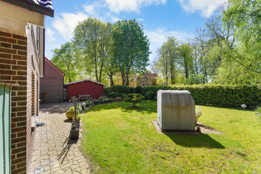 Garten mit Blick zur Burg