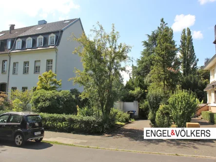 Blick von der Allee Richtung Baugrundstück - Grundstück kaufen in Krefeld - Großzügiges Baugrundstück in bester Lage