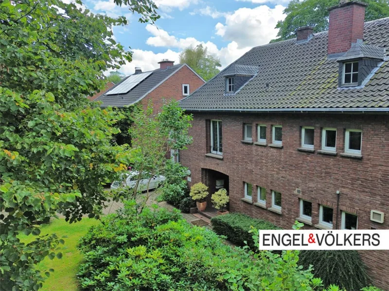 Hausansicht - Haus kaufen in Krefeld - Großzügige Doppelhaushälfte mit Südwest-Garten, Ausbaureserve, Garage und weiteren Highlights!