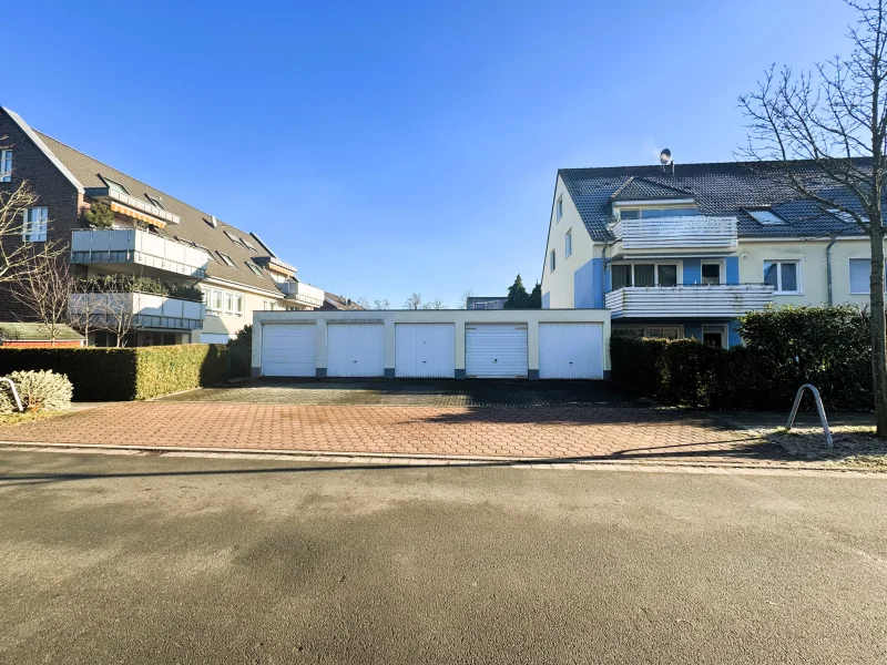 Garage (ganz rechts) direkt am Haus