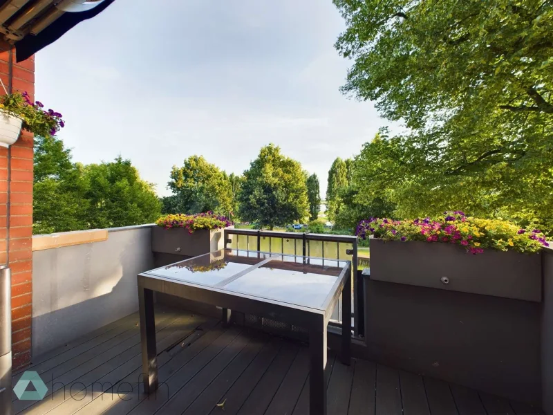 Balkon mit Blick auf den Rhein