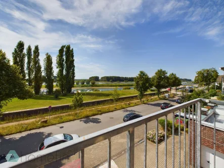 Ausblick Balkon - Wohnung mieten in Leverkusen - Haus-im-Haus: Top gelegene Maisonette-Wohnung mit Rheinblick in Hitdorf – bezugsfrei