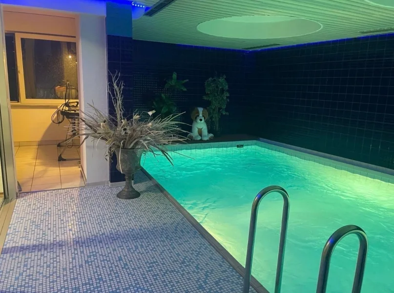 Pool - Haus kaufen in Duisburg - Traumhaftes Zweifamilienhaus mit luxuriösem Spa-Bereich, Pool und Sauna