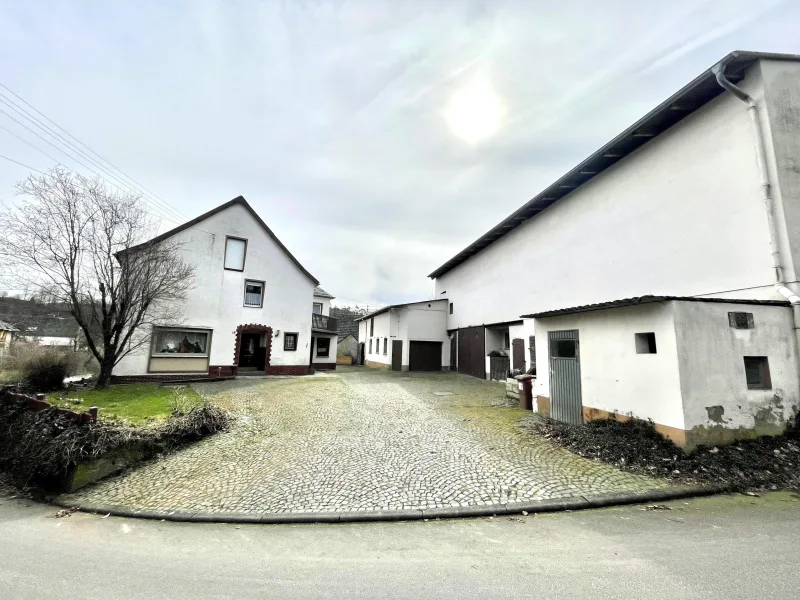  - Haus kaufen in Seelbach - Haus mit Scheune in guter Lage nahe Flammersfeld