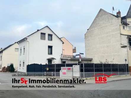 Aussenansicht - Haus kaufen in Koblenz - Seltene Gelegenheit in Koblenz-Neuendorf. EFH mit Garten und Baumöglichkeit!