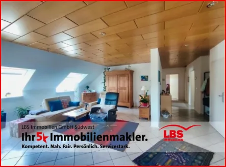 Offenes Wohnzimmer mit Diele - Wohnung kaufen in Kallstadt - Phantastische Sicht über Haardt und Pfälzerwald: Gepflegte Wohnung mit viel Platz