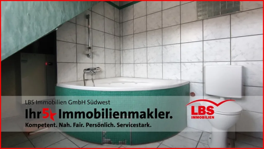 Eckbadewanne und Toilette