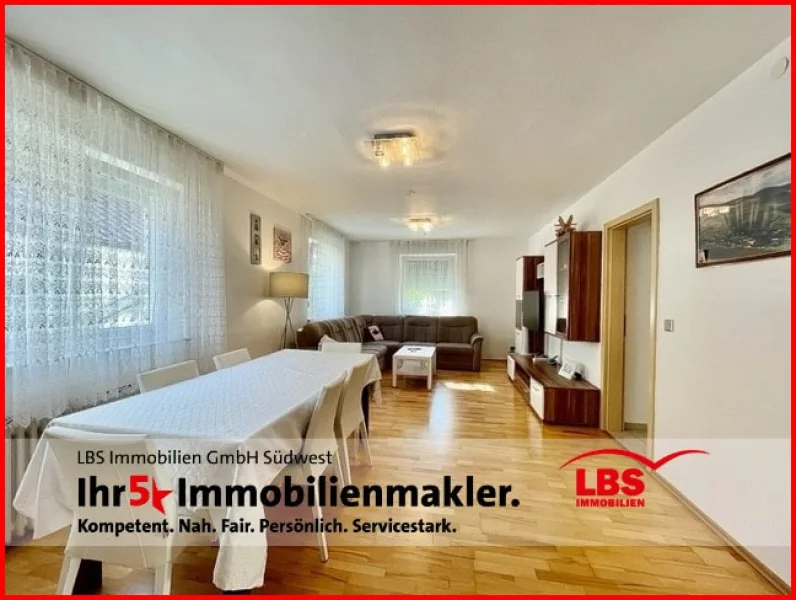 Wohnzimmer EG - Haus kaufen in Schwendi - **Attraktives Zweifamilienhaus im Herzen Schwendi**
