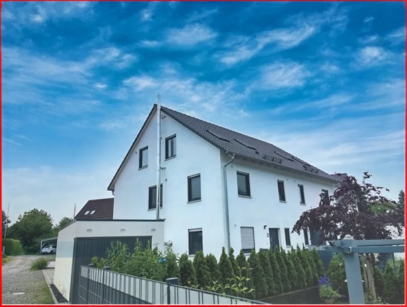 Seitenansicht - Haus kaufen in Bad Schussenried - *Neuwertige DHH (KfW 55) in ruhiger und zentraler Lage*