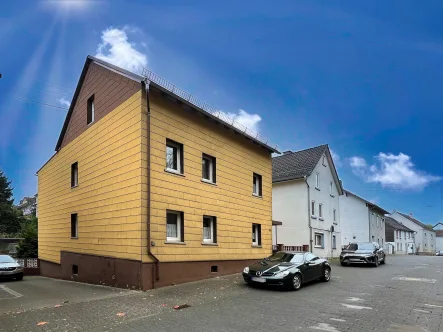 Seitenansicht - Haus kaufen in Heistenbach - Raumwunder ²  - wohnen, arbeiten, vermieten & relaxen