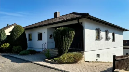 Außenansicht - Haus kaufen in Hüffenhardt - Charmanter Bungalow mit Einliegerwohnung 