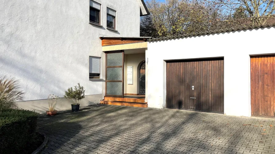 Einfahrt + Garage