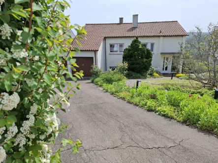 Vorderansicht - Haus kaufen in Aichwald - Wohnen wie im Urlaub  1-2 FH mit Doppelgarage