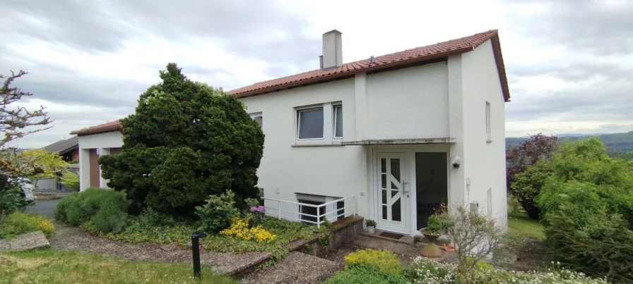 Vorderansicht -Eingangsbereich - Haus kaufen in Aichwald - Schönes 1-2 FH mit Top AussichtTerrasse und Balkon 