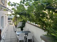 seitliche Terrassenfläche