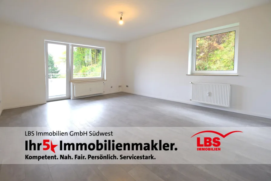 Wohnzimmer - Wohnung kaufen in Bad Herrenalb - Umfassend sanierte 3-Zimmer-Wohnung mit TG-Stellplatz