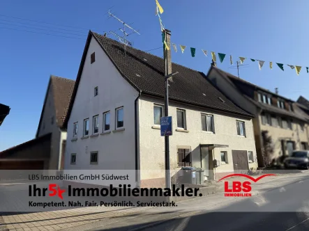 Haus Front seitlich - Haus kaufen in Neustetten - Fachwerkhaus mit individuellem Ausbaupotenzial in Wolfenhausen