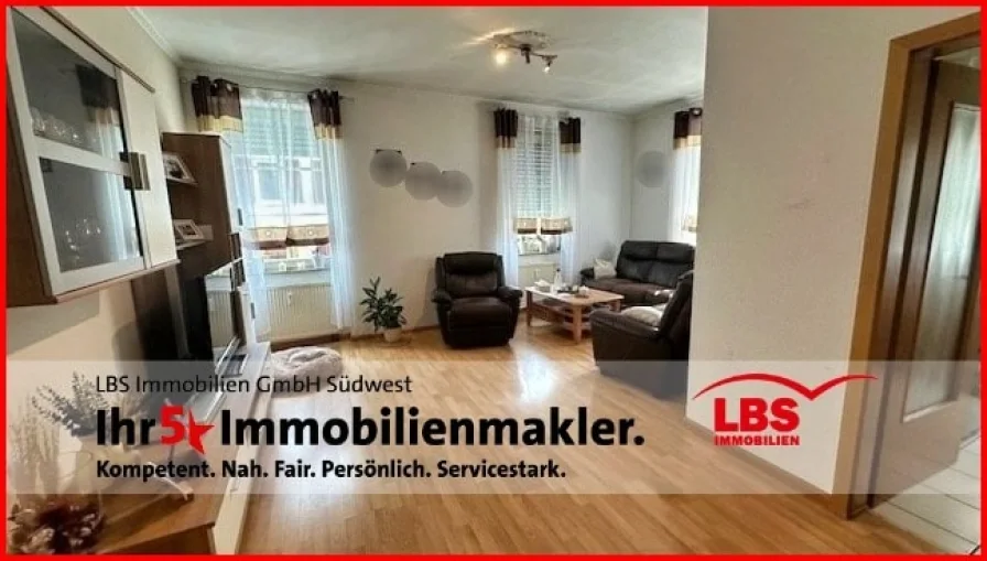 Wohnzimmer - Wohnung kaufen in Hornberg - 4 Zimmer Wohnung in zentraler Lage 