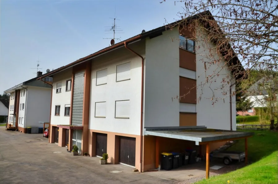 Ansicht Hauseingangsseite - Wohnung kaufen in Friedenweiler - Außergewöhnlich großzügige Etagenwohnung