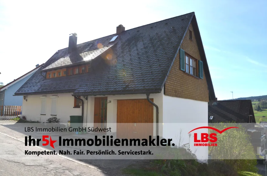 Ansicht Hauseingangsseite - Haus kaufen in Lenzkirch - Freistehendes Einfamilienhaus mit Einliegerwohnung
