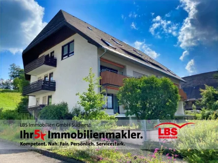 Hausansicht mit Balkonen - Wohnung kaufen in Lenzkirch - Helle Maisonettewohnung mit Garage