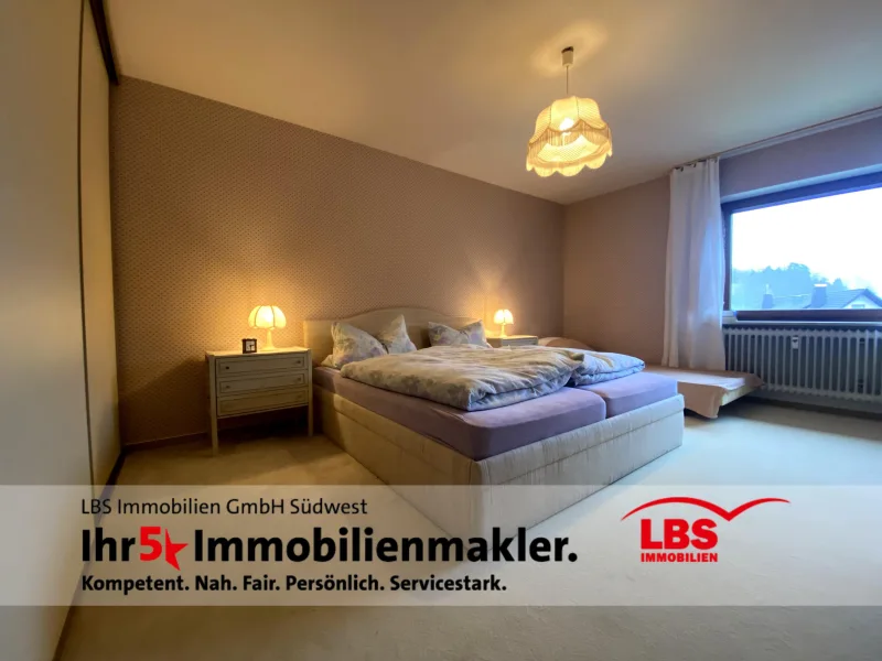 geräumiges Schlafzimmer