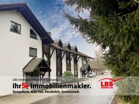 Ansicht Hauseingangsseite - Wohnung kaufen in Lenzkirch - Wohnen in optimaler Lage!