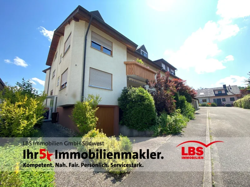 Außenansicht - Wohnung kaufen in Königsbach-Stein - Bezugsfreie 2,5 Zimmer Wohnung mit Balkon & Stellplatz