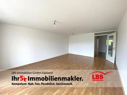 Wohnzimmer - Wohnung kaufen in Karlsruhe - Komfortable Seniorenwohnung: 3 Zimmer, Balkon & Aufzug