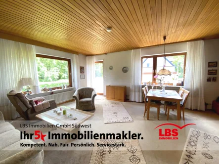 Wohnzimmer - Haus kaufen in Karlsruhe - Sanierungsfahrplan liegt vor - DHH mit viel Potenzial