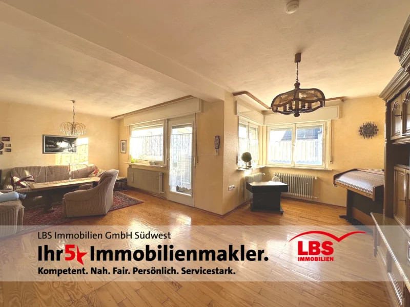 Wohnzimmer - Haus kaufen in Rheinstetten - Haus mit 2 Wohnungen, Stellplatz und Garage