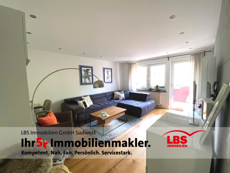 Wohnzimmer - Wohnung kaufen in Karlsruhe - Charmante 3-Zimmer-Wohnung mit Balkon & Stellplatz