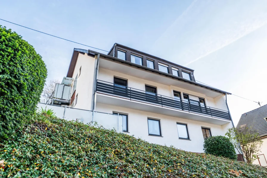 Ansicht von außen - Wohnung kaufen in Koblenz - Dachgeschosswohnung mit großer Terrasse und Garten!
