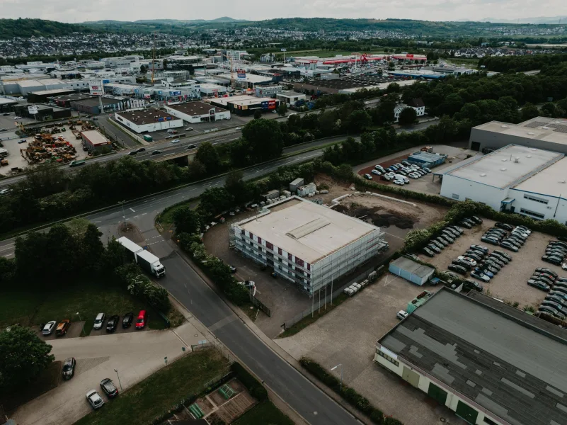 Gewerbegebiet - Halle/Lager/Produktion kaufen in Urmitz - Großzügige Halle mit modernen Büroräumen!