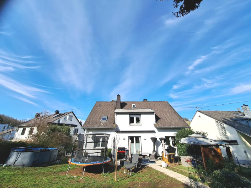 Außenansicht Rückseite - Haus kaufen in Koblenz - Top! freist. EFH, 7 Z. 174 m²,  Garten, Garage