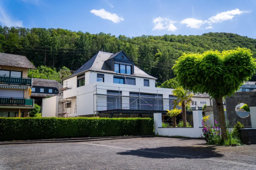 Ansicht - Haus kaufen in Brodenbach - Modernes Anwesen in ersten Reihe!