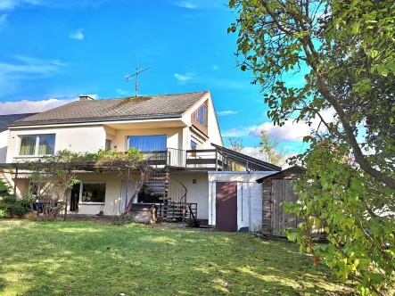 Außenansicht mit Garten - Haus kaufen in Koblenz - Großzügiges EFH ca. 195 m² WFl, Garten, Garage, Stellp.