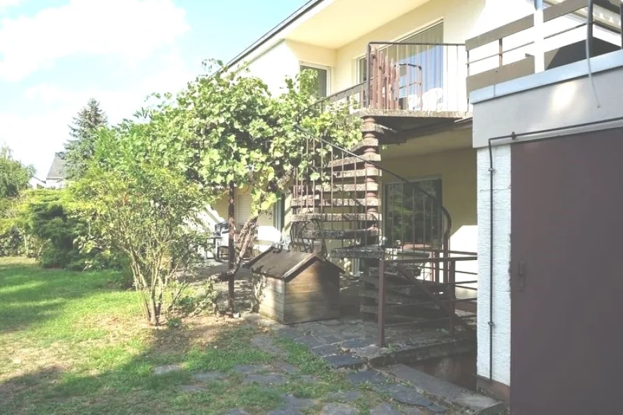 Garten mit Treppe zum Balkon