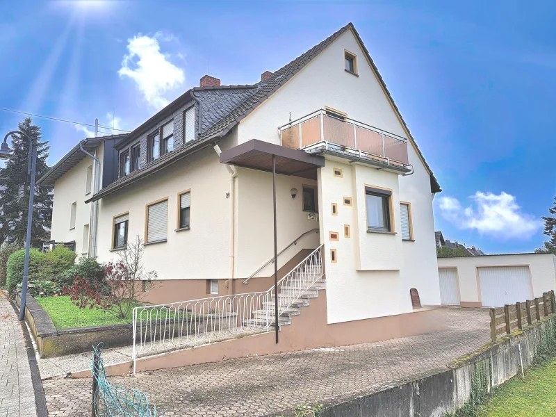 Außenansicht - Haus kaufen in Weitersburg - Gepflegtes 2-FH, Wfl. 153 m², 2 Garagen, Garten