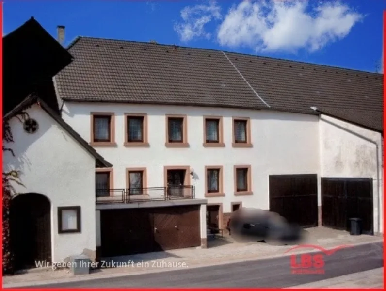 Straßenansicht - Haus kaufen in Elzweiler - Bauernhaus mit Terrasse,Scheune, Stall, Garage, Garten 